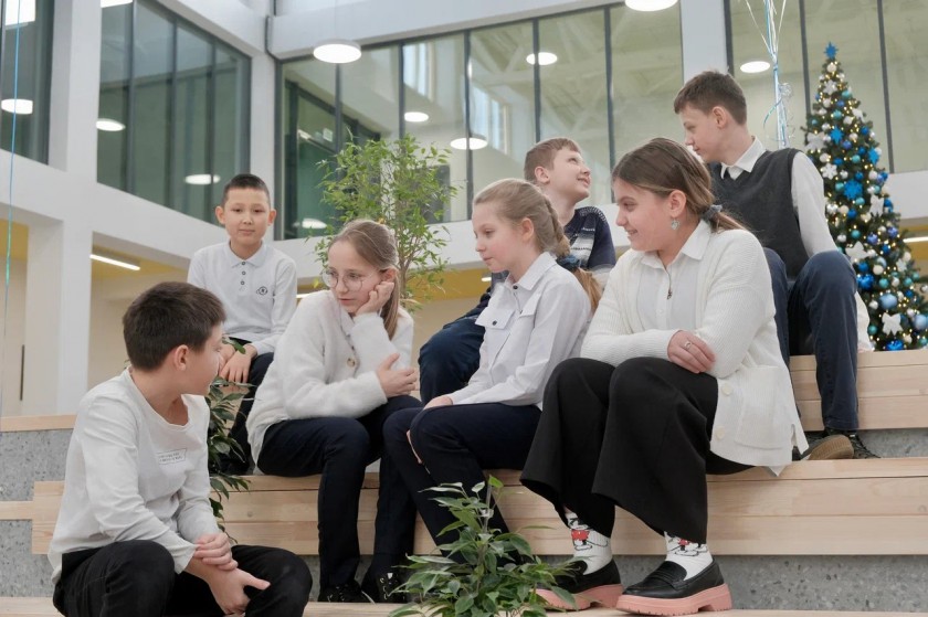 Почти 300 учеников сели за парты новой школы в ЖК «Большое Путилково»