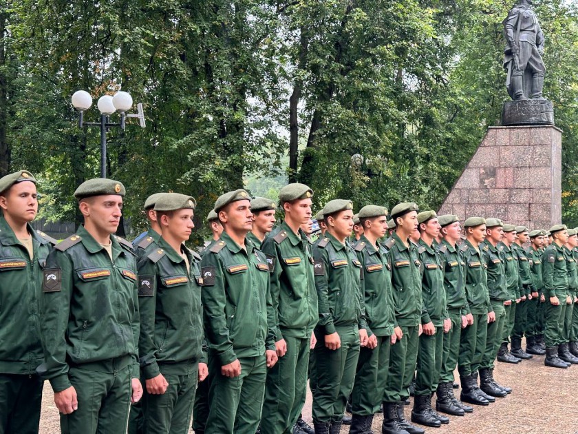 Дмитрий Волков почтил память воинов у мемориала на Красной горке