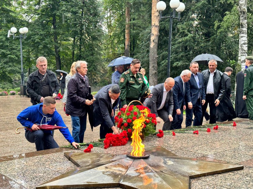 Дмитрий Волков почтил память воинов у мемориала на Красной горке