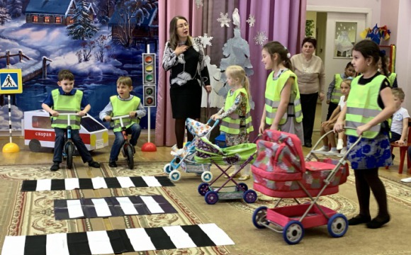 Малыши красногорского детского сада изучили правила дорожного движения