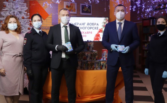 Красногорский Общественный Совет при УМВД передал новогодние подарки для детей