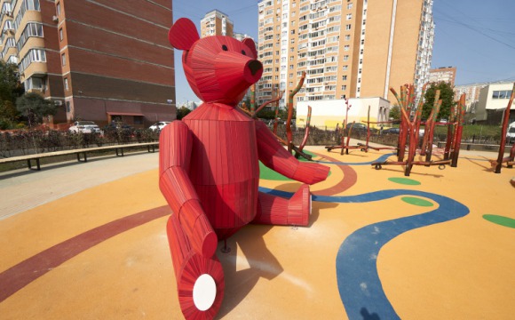 Фигуру Красного мишки установили в новом сквере Красногорска