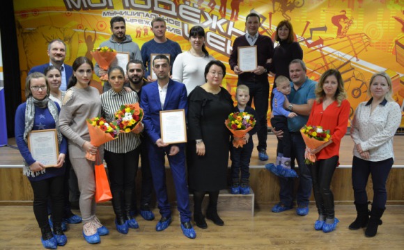 Эльмира Хаймурзина вручила сертификаты на покупку нового жилья 10 молодым семьям из Красногорска