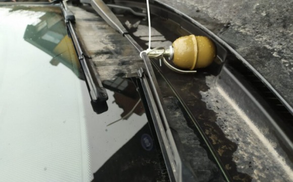 Муляж гранаты нашли на лобовом стекле автомобиля в Красногорске