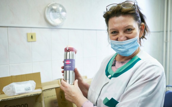 Красногорским медикам подарили фирменные термокружки