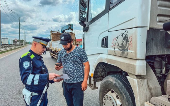 В Московской области сотрудники Госавтоинспекции продолжают контролировать трафик крупногабаритного транспорта