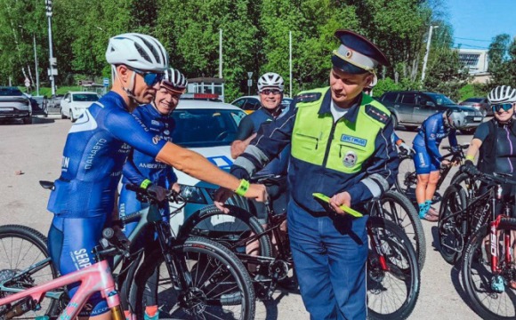 Сотрудники Госавтоинспекции Московской области рассказывают любителям велоспорта о правилах безопасного поведения на двухколесном транспорте и СИМ