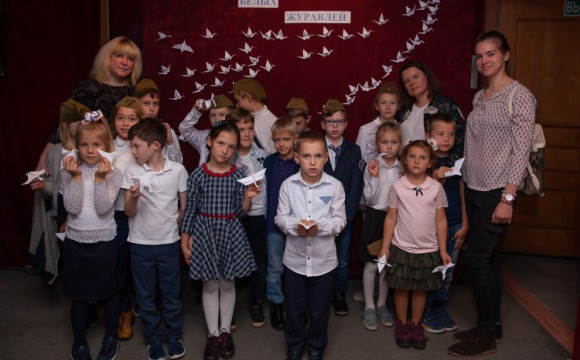 Красногорские школьники сложили журавликов в память о погибших солдатах