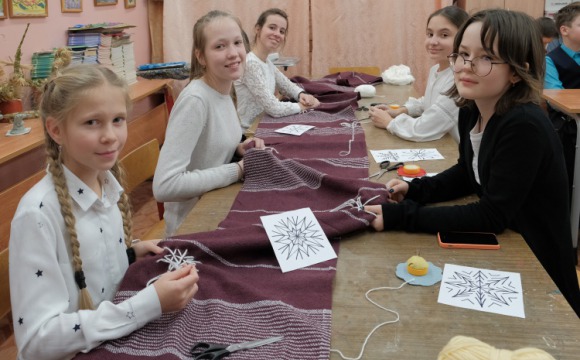 Красногорские школьницы сшили шарф «Красному мишке»