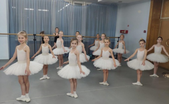 Юные красногорские балерины готовятся к выступлению
