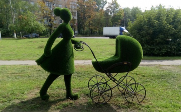 Зеленую скульптуру матери с детьми восстановят к концу недели в Красногорске