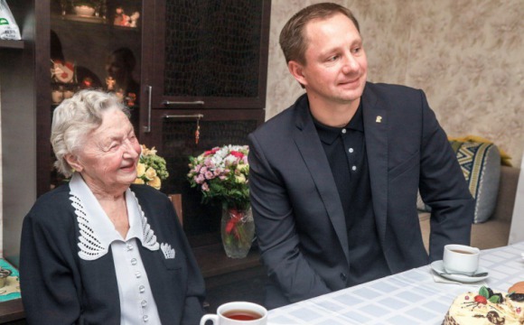 Дмитрий Волков поздравил жительницу Красногорска с 90-летием