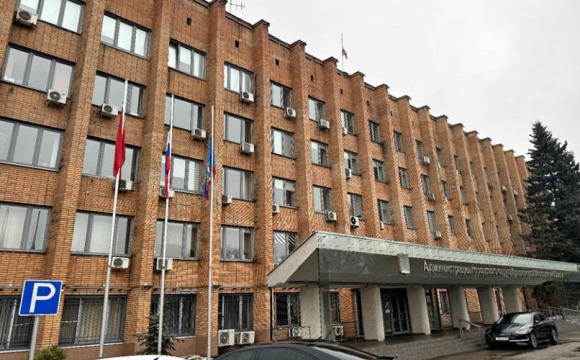 Государственные учреждения Красногорска приспустили флаги
