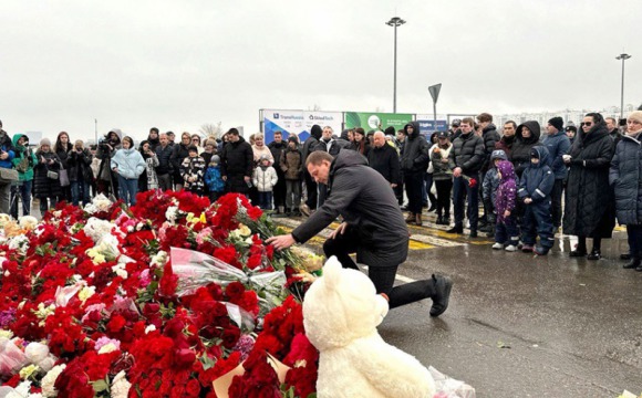 Дмитрий Волков посетил народный мемориал у Крокус Сити Холл