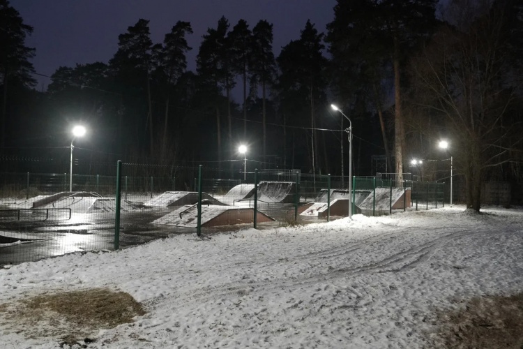 На роллеродроме в Мечниково появилось освещение по просьбам жителей