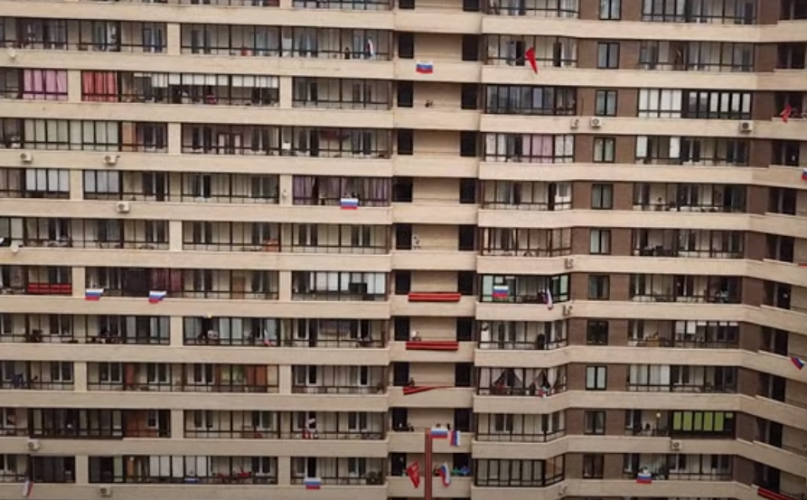 День Победы отметили жители многоэтажного дома в Красногорске дистанционно