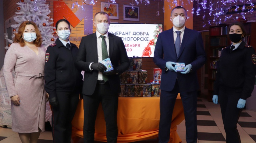 Красногорский Общественный Совет при УМВД передал новогодние подарки для детей