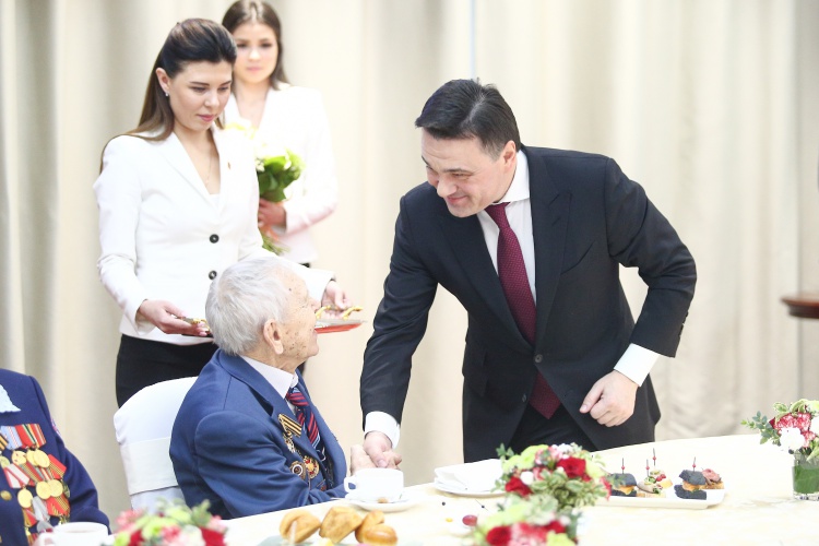 Губернатор Андрей Воробьев вручил ветеранам Великой Отечественной войны юбилейные медали в честь 75-летия Победы