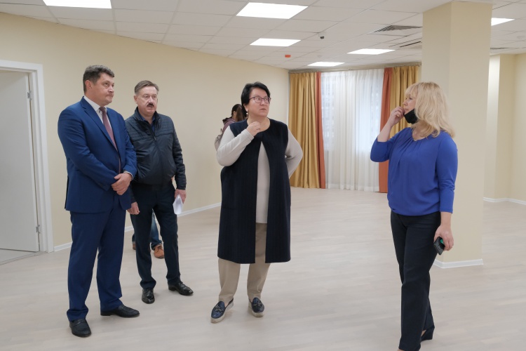 Глава Красногорска проверила ход работ в музыкальной школе в Павшинской пойме