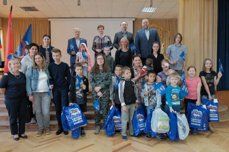 Благотворительную акцию «Собери ребёнка в школу» провели депутаты Красногорска