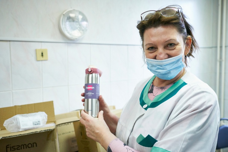 Красногорским медикам подарили фирменные термокружки