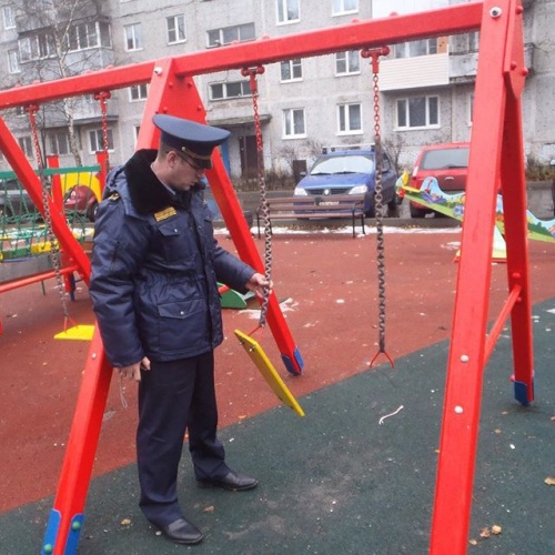 В Московской области контролируют состояние детских площадок