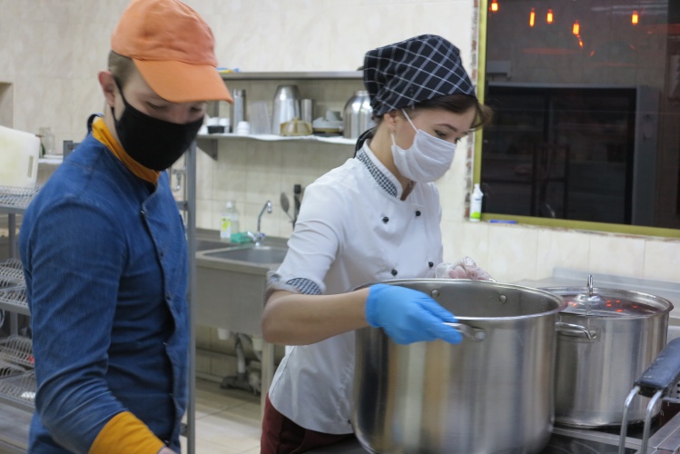 Красногорское кафе передает волонтерам горячие обеды