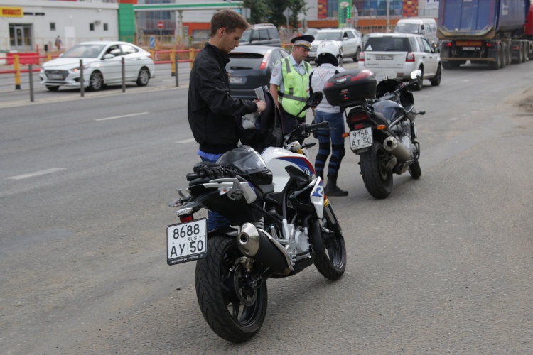 В Красногорске сотрудники Госавтоинспекции напомнили любителям двухколесных транспортных средств о дорожной безопасности