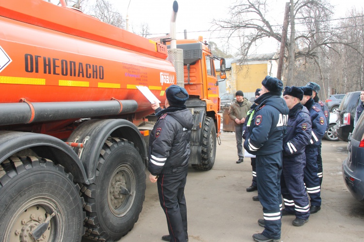 Госавтоинспекция Красногорска осуществляет дополнительный контроль за перевозкой опасных грузов