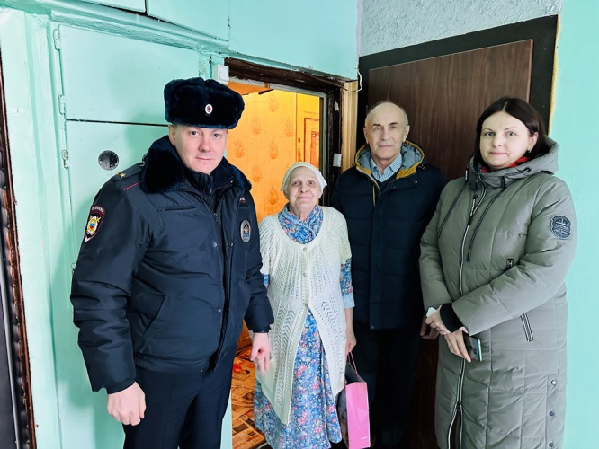 Полицейские Красногорска присоединились к Всероссийской акции                        «8 Марта - в каждый дом»