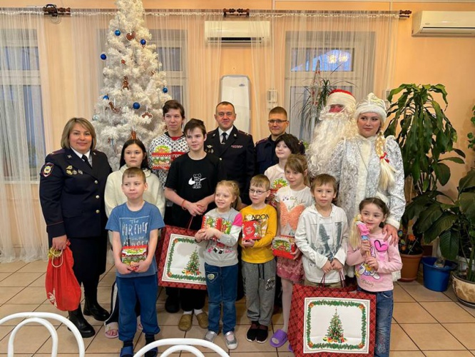 В Красногорске полицейские приняли участие во Всероссийской благотворительной акции «Елка желаний»