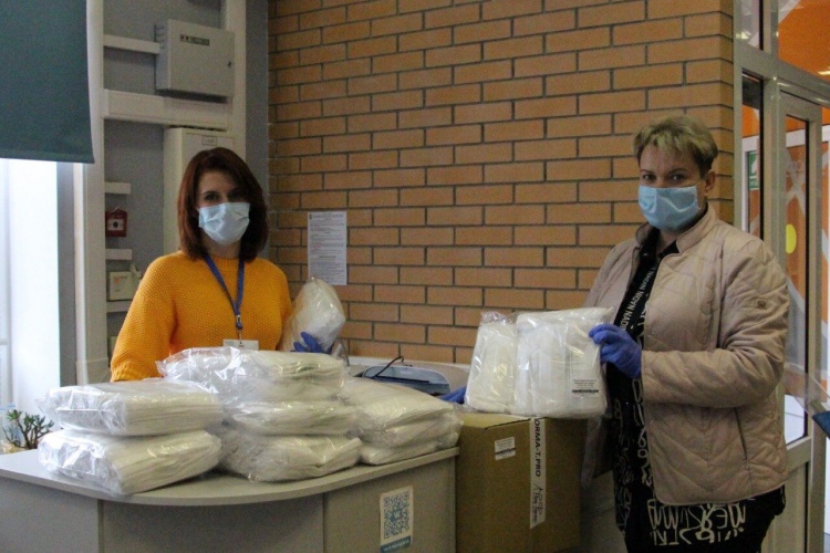 Тысячу медицинских масок передали красногорским волонтерам
