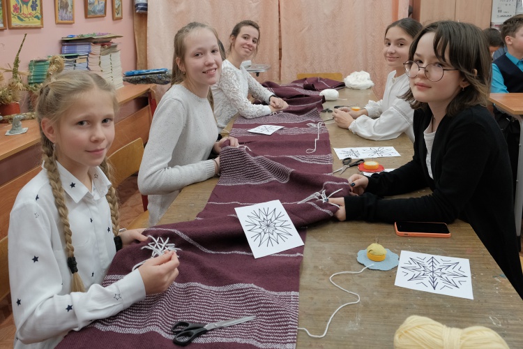Красногорские школьницы сшили шарф «Красному мишке»