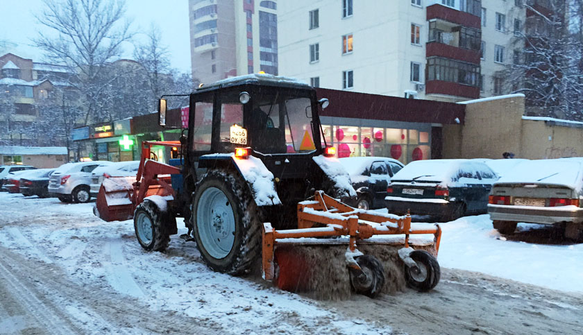 Более 1600 единиц коммунальной техники расчищают снег в населенных пунктах Московской области