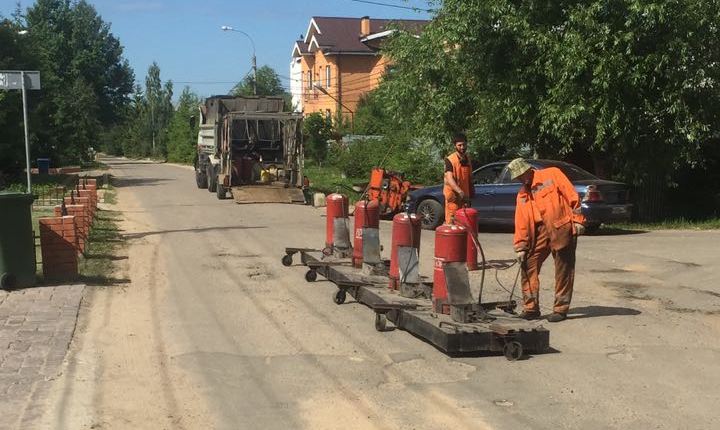 Ежемесячно в Красногорске устраняют тысячи ям и дорожных дефектов