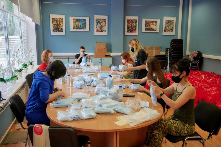 Волонтеры Красногорского штаба расфасовали 11 тысяч масок
