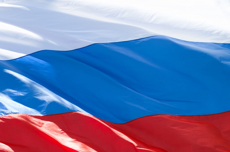 Самый большой флаг России развернут в усадьбе Архангельское