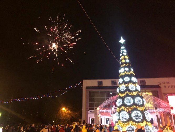 Около 500 жителей ТУ Ильинское пришли на праздник зажжения елки