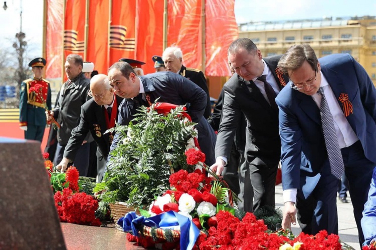 Алексей Спасский возложил цветы к Могиле Неизвестного Солдата
