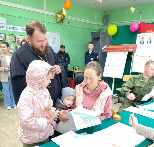 Настоятель храма Архангела Михаила Сергей Чесноков вместе с семьёй пришёл на избирательный участок в Николо - Урюпинской школе