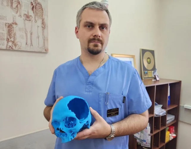 Нейрохирург Красногорской больницы Николай Карпов изобрел технологию изготовления титановых лоскутов для закрытия послеоперационных дефектов черепа при помощи 3D-моделирования