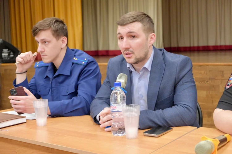 На базе Красногорской школы № 11 состоялось совещание по вопросам обеспечения безопасности в учебных заведениях, учреждениях культуры и спорта