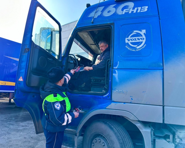 В Московской области сотрудники Госавтоинспекции провели информационные ликбезы с водителями большегрузного транспорта