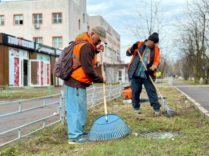 Весенняя уборка в Красногорске —сегодня на всех территориях округа сотрудники коммунальных служб наводят порядок и уют