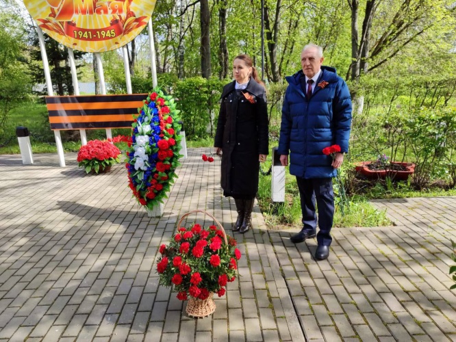 Жители села Петрово-Дальнее и деревни Захарково возложили цветы на Мемориале памяти воинам-односельчанам и возле памятника землякам