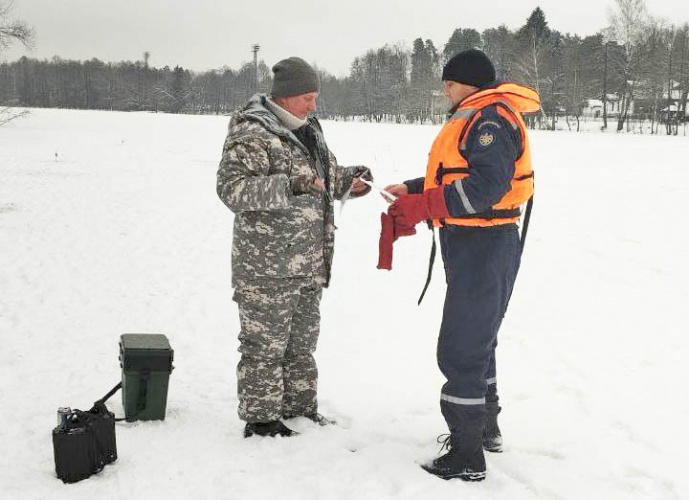 Спасатели  рекомендовали рыбакам Подмосковья быть осторожными на льду