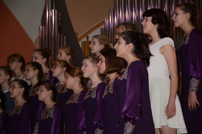 В детской музыкальной хоровой школе "Алые паруса" состоялся праздничный концерт "Ради Жизни", приуроченный ко дню памяти начала ВОВ
