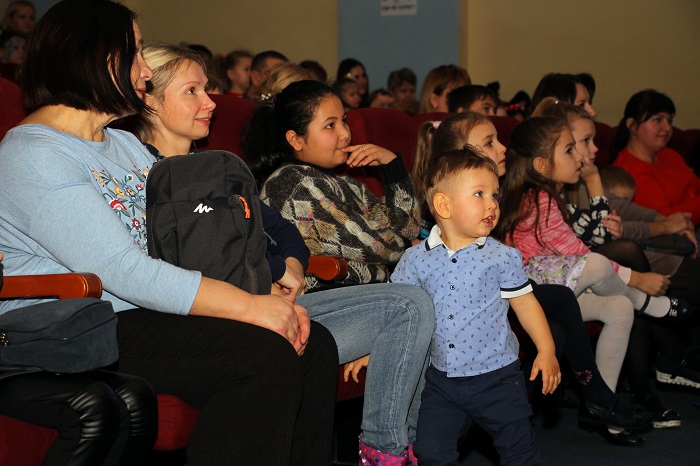 23 декабря в Доме культуры «Луч» прошли три сеанса спектаклей для детей «Морозко».