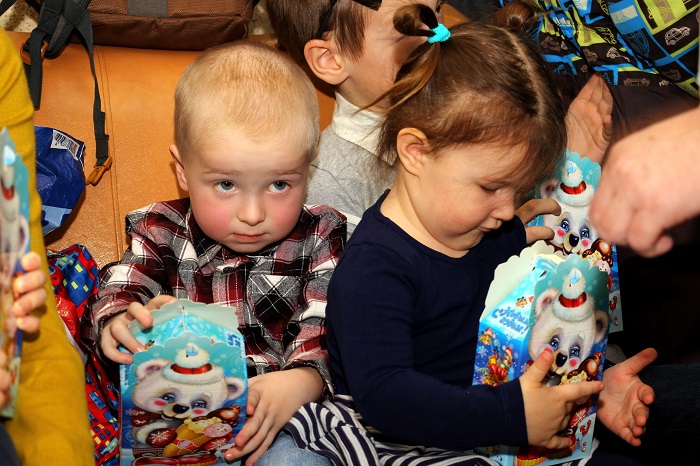 23 декабря в Доме культуры «Луч» прошли три сеанса спектаклей для детей «Морозко».
