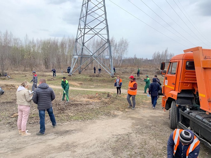 ТУ Ильинское  организовало уборку мусора на территории, между гипермаркетом Леруа Мерлен и  Ильинским шоссе